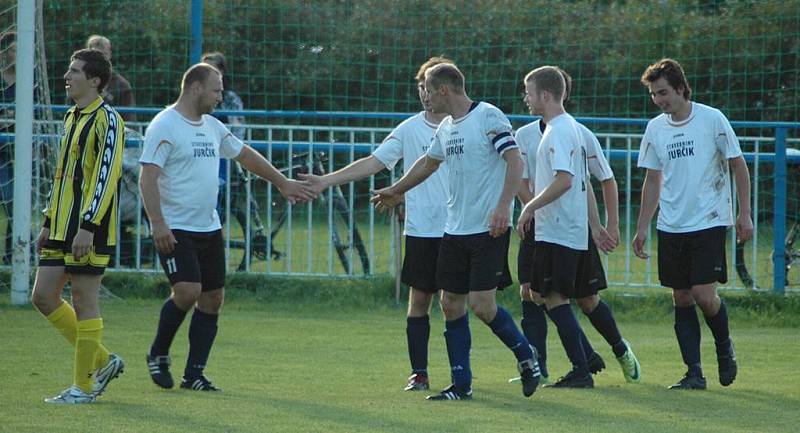 Třikrát pokořili fotbalisté Doks brankáře Jiříčka z Vratislavic. 