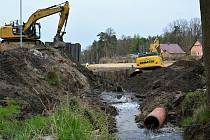 Letovisko Hradčany čeká ještě léto bez vody, oprava rybníka skončí později.