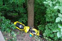 Těžké zranění utrpěl motorkář, který narazil do stromu nedaleko Zákup. S motorkou spadl ze stráně.