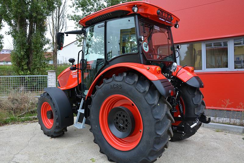 Zetor Proxima GP 100 červené barvy získala Střední odborná škola a učiliště v České Lípě.