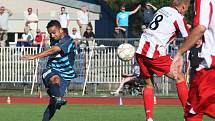 Arsenal Česká Lípa - Hlavice 1:0. Kučerovu střelu se snaží zastavit hostující Šollar.