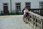 Michaela Dolinová provází návštěvníky po státním zámku v Zákupech.