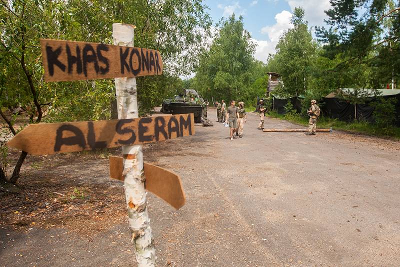 Osmdesátihodinová airsoftová simulace, Protector 2016 pokračovala 21. července v části bývalého vojenského prostoru Ralsko na Českolipsku. Do akce typu LARP (z anglického Live Action Role Play) je zapojeno je přes 1000 airsoftových bojovníků z několika ze