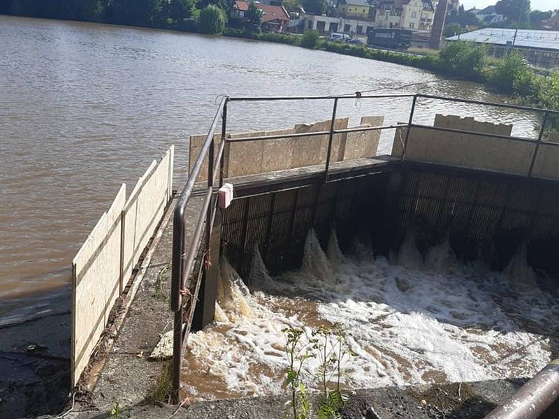 V Jablonném v Podještědí došlo k utržení jednoho ze dvou stavidel Mlýnského rybníka.