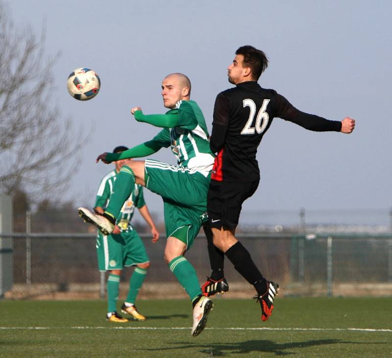 Sokol Hostouň, další soupeř nováčka divizní skupiny B, kterým je Arsenal Česká Lípa (tmavé dresy), zvítězil v domácím prostředí těsně 1:0. Autor: Deník/ Jaroslav Marek