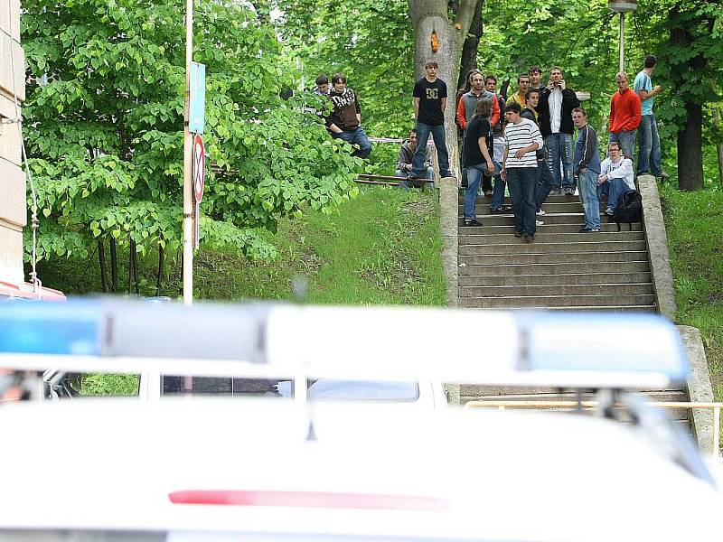 Nahlášená výbušnina v budově Střední průmyslové školy v České Lípě zaměstnala opět českolipské policisty a studenty vyhnala na dvě hodiny před budovu.