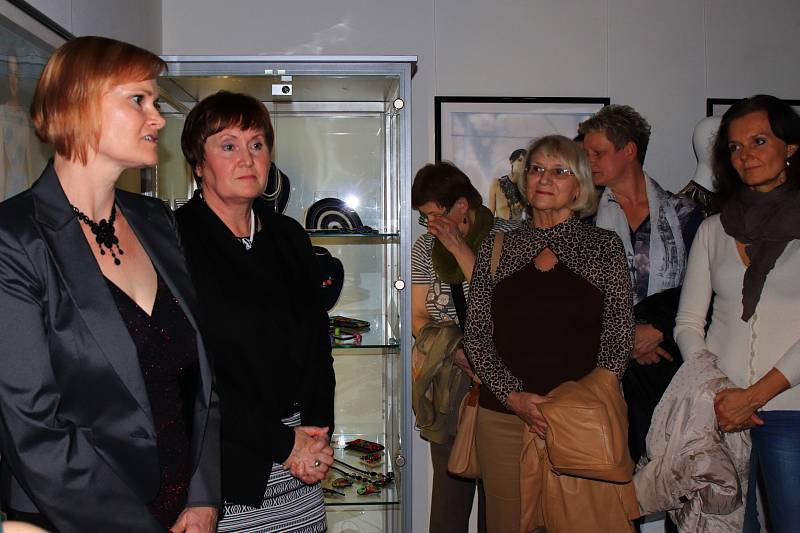 Háčkované kabelky, společenské šaty a bižuterie jsou tématem nové výstavy Perličkový sen, která je k vidění v Městském muzeu v Mimoni. i. 