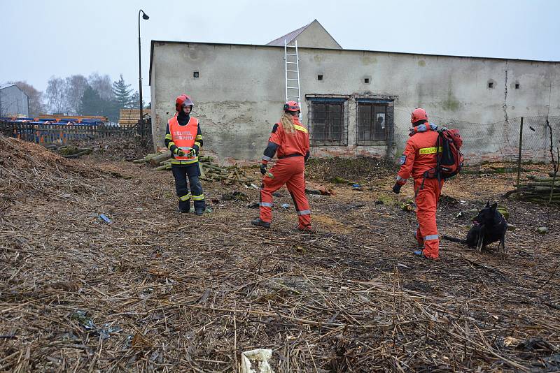 Pravděpodobně kvůli výkyvům zimního počasí, zatékání a celkové katastrofální zchátralosti bývalého hospodářského dvora státního zámku v Zákupech se ve čtvrtek ráno zřítila jedna část budovy na severní straně.