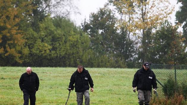 Tým policejních pyrotechniků prohledával okolí rodinného domu v Častolovicích s detektory kovu.