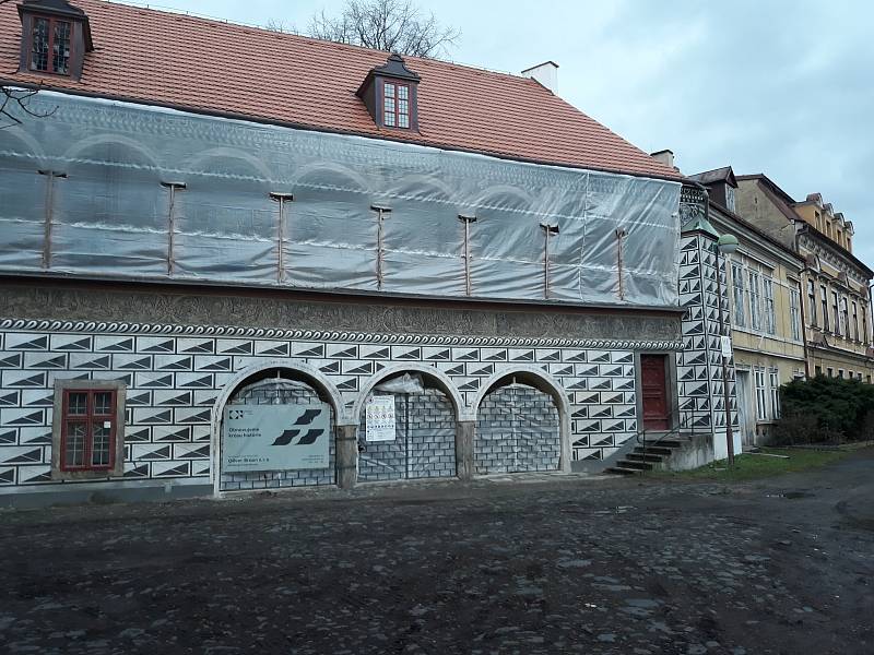 Letohrádek nazývaný Červený zámeček nebo Červený dům v centru České Lípy, italská renesance. Spravuje ho Vlastivědné muzeum a galerie Česká Lípa, které uvnitř má depozitáře a dílny.