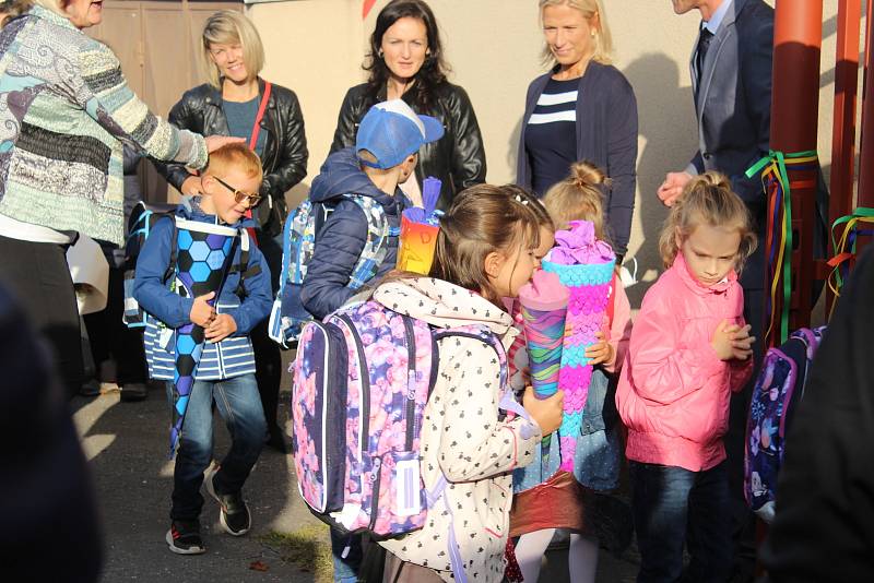 Na českolipské Partyzánce letos přivítali dvě třidy prvňáčků. Ty na první cestě do školy doprovodili rodiče.
