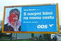 LOŇSKÁ KAMPAŇ k loňským předčasným parlamentním volbám. Na billboardu v Dolní Libchavě se vyřádil vandal.