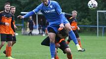 Skalice B (oranžové dresy) - Arsenal B 3:1. Berounský v souboji s Klimentem.