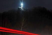 Občané Nového Boru si již zvykli, že v období Velikonoc je možno spatřit v Arnultovicích na Skalce osvětlený symbol Ježíšovy smrti.