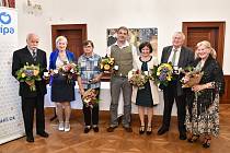 Sedm osobností z České Lípy získalo nejvyšší ocenění města. Zleva: František Samek, Dagmar Dostálová, Jaroslava Minaříková, Michal Sabáček, Irena Moravíková, manželé Marie a Petr Truncovi.