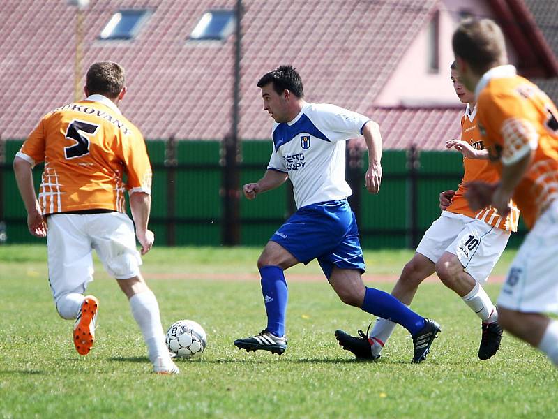 Zákupy - Bukovany 5:0. Zákupský Pohorský proniká mezi Vetešníkem a Michálkem.