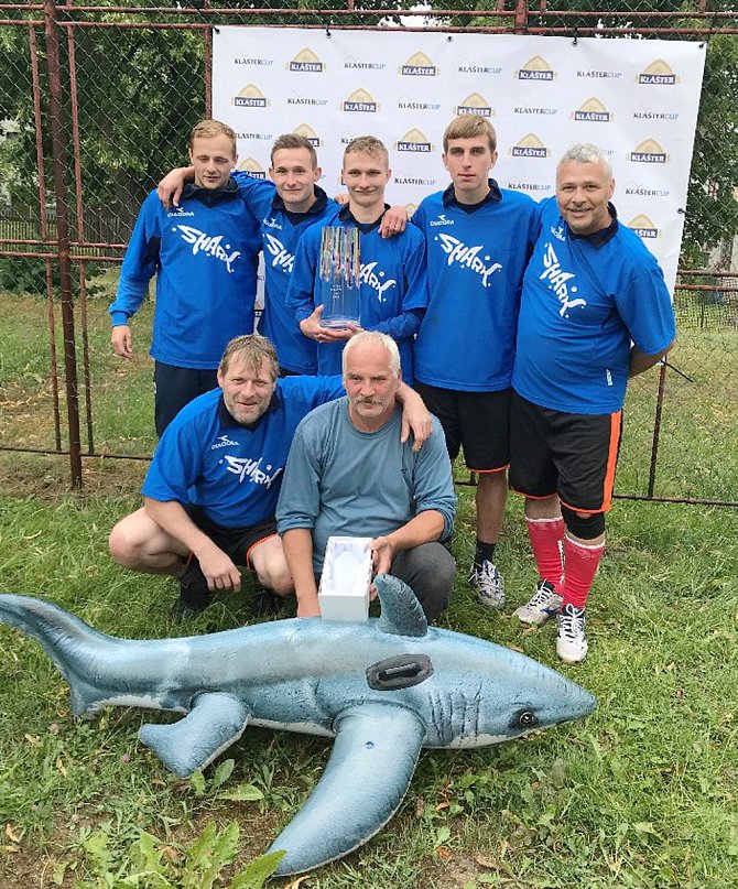 Celkové prvenství na turnaji Klášter Cup oslavil celek Shark.