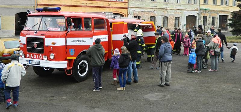 V sobotu dopoledne hasiči auto po přestavbě slavnostně představili veřejnosti.