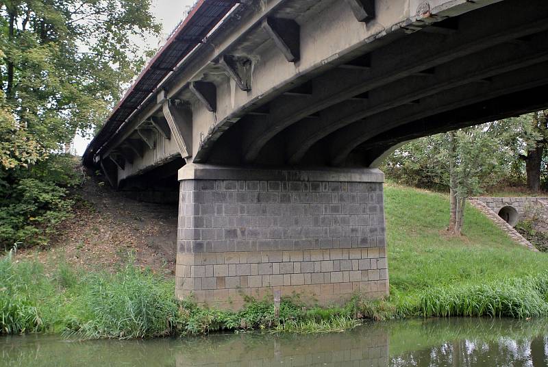 Původně most, z roku 1927, dnes pěší lávka přes Ploučnici mezi ulicemi U Ploučnice a Pivovarská.