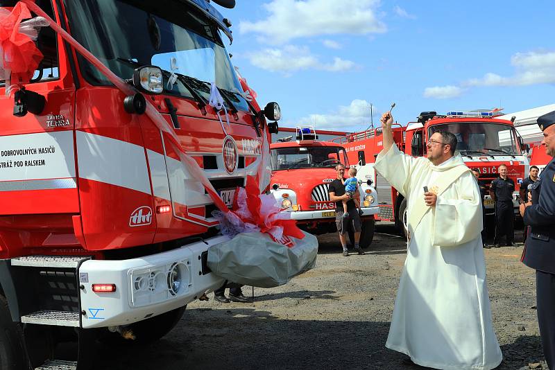 Slavnostní předání nové CAS jednotce SDH Stráž pod Ralskem.