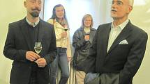 V českolipském muzeu vystavuje brazilský výtvarník Ricardo Hoineff. Kvůli vernisáži dorazily do České Lípy významné osobnosti, mimo jiné také velvyslanec Brazilské federativní republiky, Jeho Excelence George Monteiro Prata (vpravo).