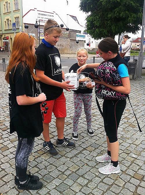 Světlušky z turistických oddílů křižovaly centrum České Lípy ve dnech 10. 13. září. Lidem nabídly i možnost vyzkoušet i malování poslepu. 