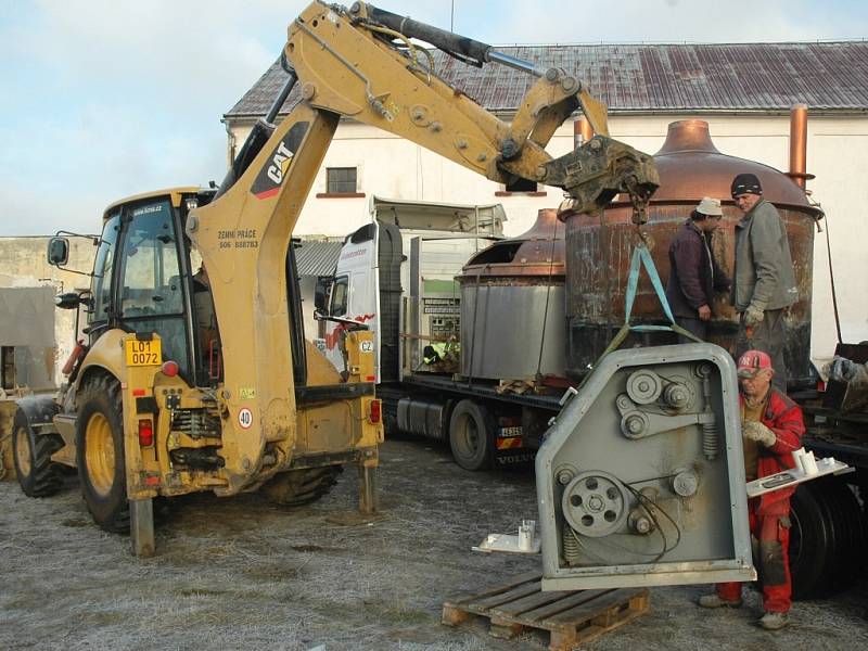 Kamiony do Cvikova přivezly první části pivovarnické technologie i obrovský dřevěný sud.