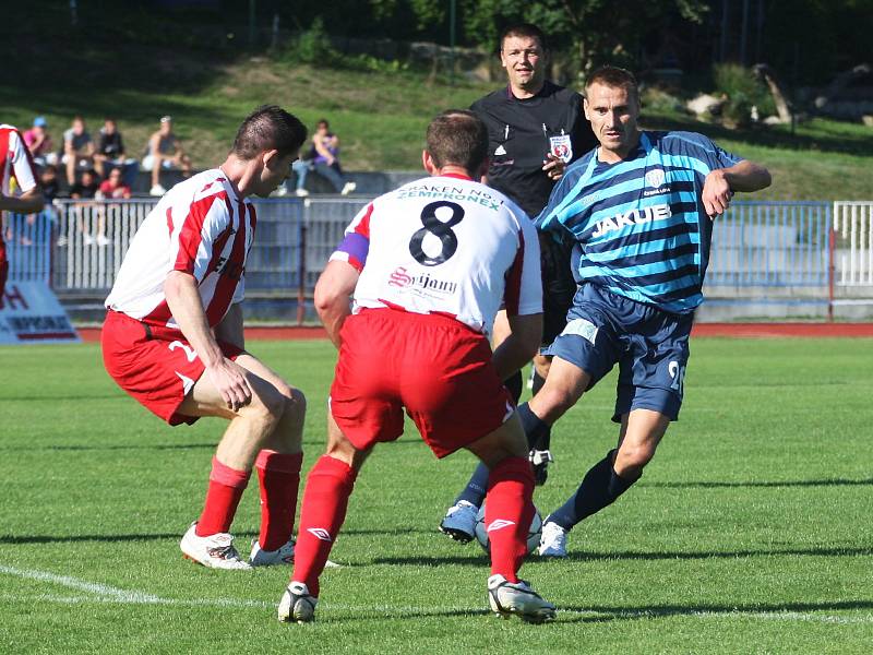 Arsenal Česká Lípa - Hlavice 1:0. Českolipský Abraham se snaží obejít Zdeňka s Kaplanem.