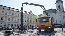 Středobodem náměstí se ve čtvrtek stala plastika odkazující ke sklářské tradici.