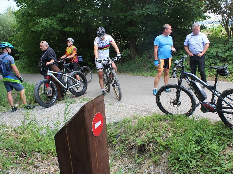 Nový, 2,8 km dlouhý singltrek, byl ve čtvrtek otevřený v příměstském lese na Špičáku.