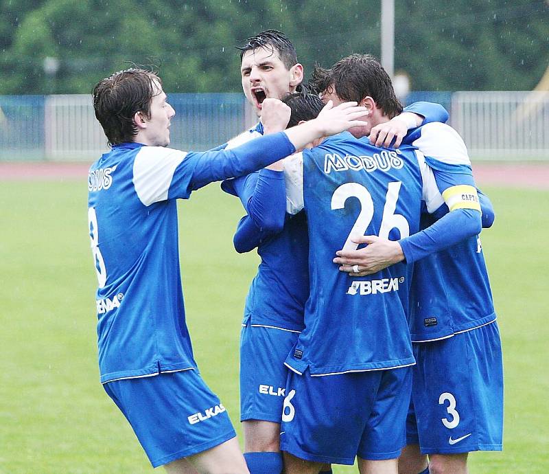 Česká Lípa - Sedmihorky 2:0. Střelec Válek v zajetí spoluhráčů.