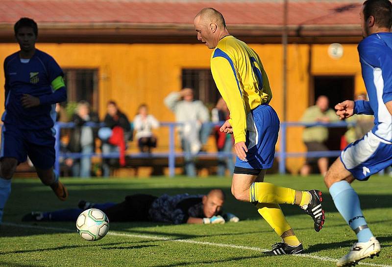 Vysokou výhru 4:0 si připsali fotbalisté Cvikova, kteří v rámci 10. kola I. A třídy porazili Krásnou Studánku (modré dresy).