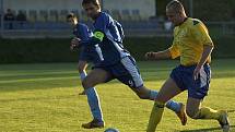 Vysokou výhru 4:0 si připsali fotbalisté Cvikova, kteří v rámci 10. kola I. A třídy porazili Krásnou Studánku (modré dresy).