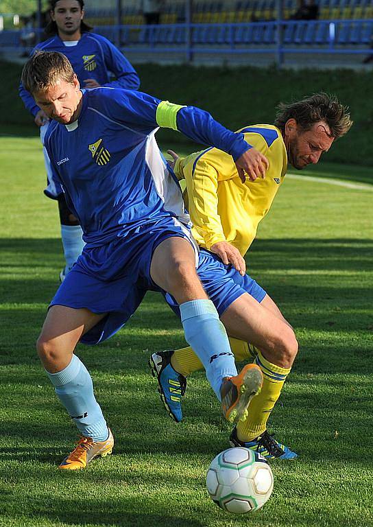 Vysokou výhru 4:0 si připsali fotbalisté Cvikova, kteří v rámci 10. kola I. A třídy porazili Krásnou Studánku (modré dresy).