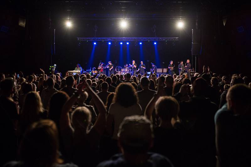 Českolipský Kulturní dům Crystal hostil koncert funkové legendy české hudební scény kapely J.A.R.