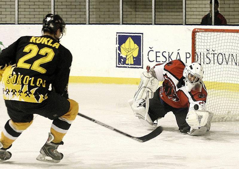 Golman Neumann zachraňuje před Kuklou.