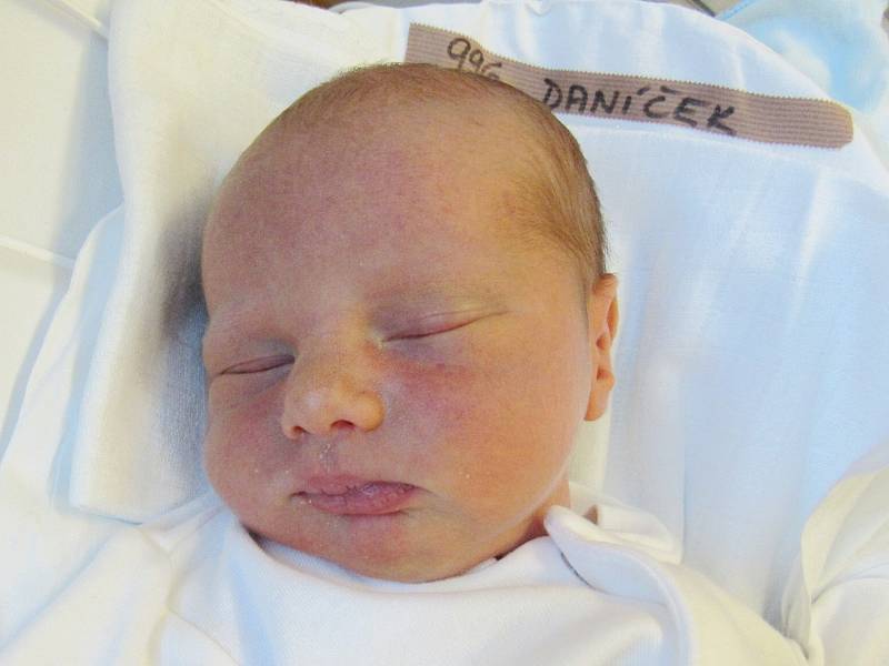 Mamince Irině Vratilové z Mimoně se v úterý 15. srpna v liberecké porodnici narodil syn Kristián Daníček. Měřil 50 cm a vážil 3,60 kg.