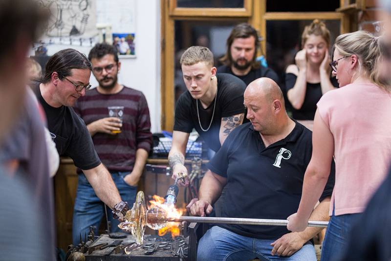 Ve sklárně Jiřího Pačinka tvořili účastníci společný objekt s písmeny IGS.