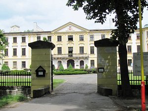 Zahrádecký zámek trpělivě vyčkává, až mu stavebníci vrátí jeho zašlou slávu. Po dlouhých letech temna se začíná vyjasňovat.