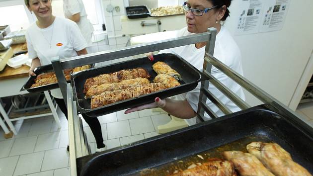 Téměř 600 porcí připraví jídelna Střední průmyslové školy v České Lípě pro volební komise ve městě.