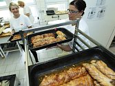 Téměř 600 porcí připraví jídelna Střední průmyslové školy v České Lípě pro volební komise ve městě.