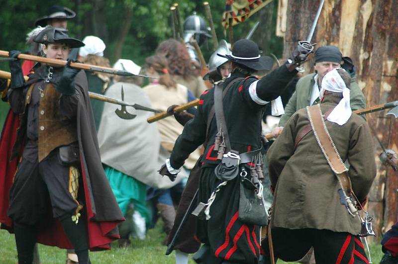 Skupina historického šermu Garde pořádala v sobotu tradiční Cvikovské hřmění - bitvu z období třicetileté války. 