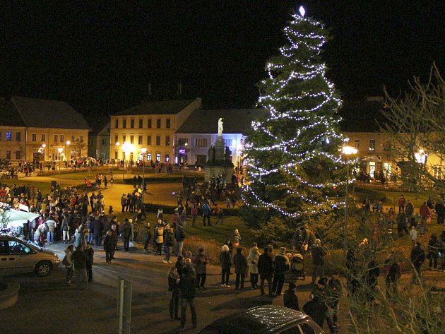 V prvním adventním týdnu ozdobily vánoční stromy snad všechna města v kraji. Nejvyšší se tyčí na náměstí Republiky v Doksech.