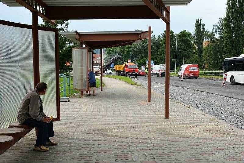 Dopravu kolem celého středu České Lípy řídí semafory stavbařů.