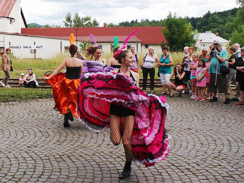 Celý sobotní den probíhala velkolepá oslava malebné sklářské lokálky z Kamenického Šenova do České Kamenice.