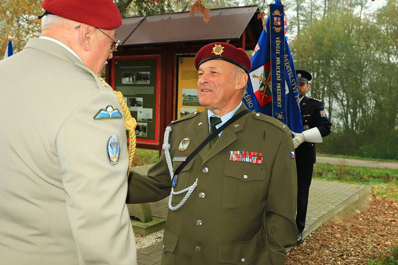 Veteráni druhé světové války, odbojáři, jejich pozůstalí i další hosté se na konci října sešli ve Stráži pod Ralskem na tradičním Memoriálu generálmajora Antonína Sochora.