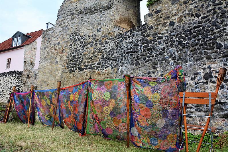 Vyznavači a příznivci oblíbeného cvičení, technik dýchání i meditace měli svůj den v areálu Vodního hradu Lipý v České Lípě.