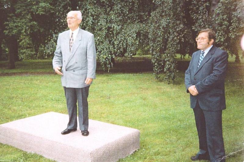 Při odhalení busty JUDr. Milady Horákové v České Lípě 27. 6. 1995. Na podiu je Ivan Lesák, poslední žijící poslanec Národního shromáždění před rokem 1948.