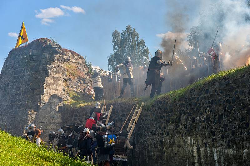 Rekonstrukce dobytí Vodního hradu Lipý v České Lípě husity v podání historického spolku Tartus.