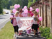 Kolem tří stovek lidí se v neděli zúčastnilo 5. Cvikovského Avon pochodu. V cíli proběhlo společné vypouštění růžových balonků. 